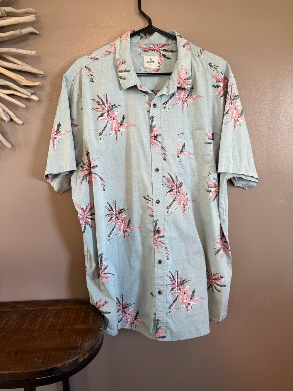 Men’s Ripcurl Hawaiian print show sleeve button up top.